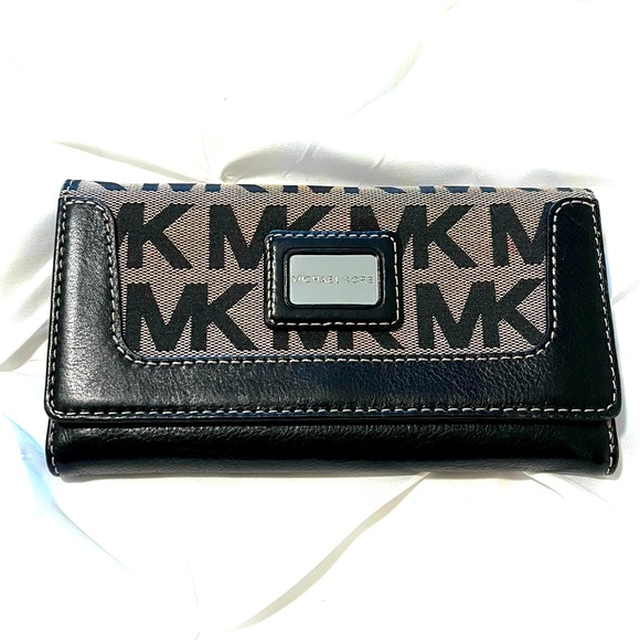 Michael Kors Large Monogram Checkbook Wallet, Black & Tan, Excellent! - Picture 1 of 10